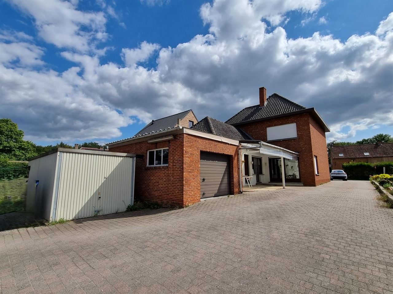Woning met achterliggend magazijn op een totaal perceel van 19 are 58 ca.