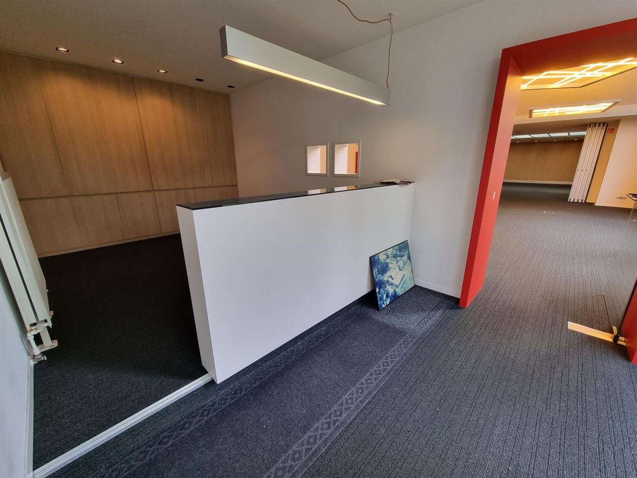 Kantoorgebouw met magazijnruimte, bruto vloeropp 1770 m² op een perceel gelegen van 49a85ca.