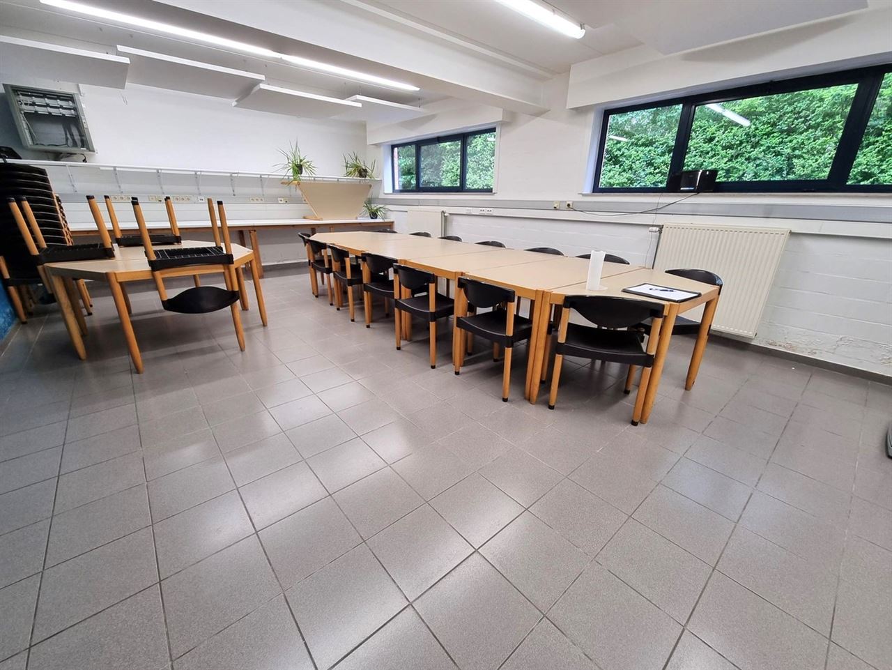 Kantoorgebouw met vergaderzalen en opleidingslokalen, bruto vloeropp 1146m² op een perceel van 44a48ca.
