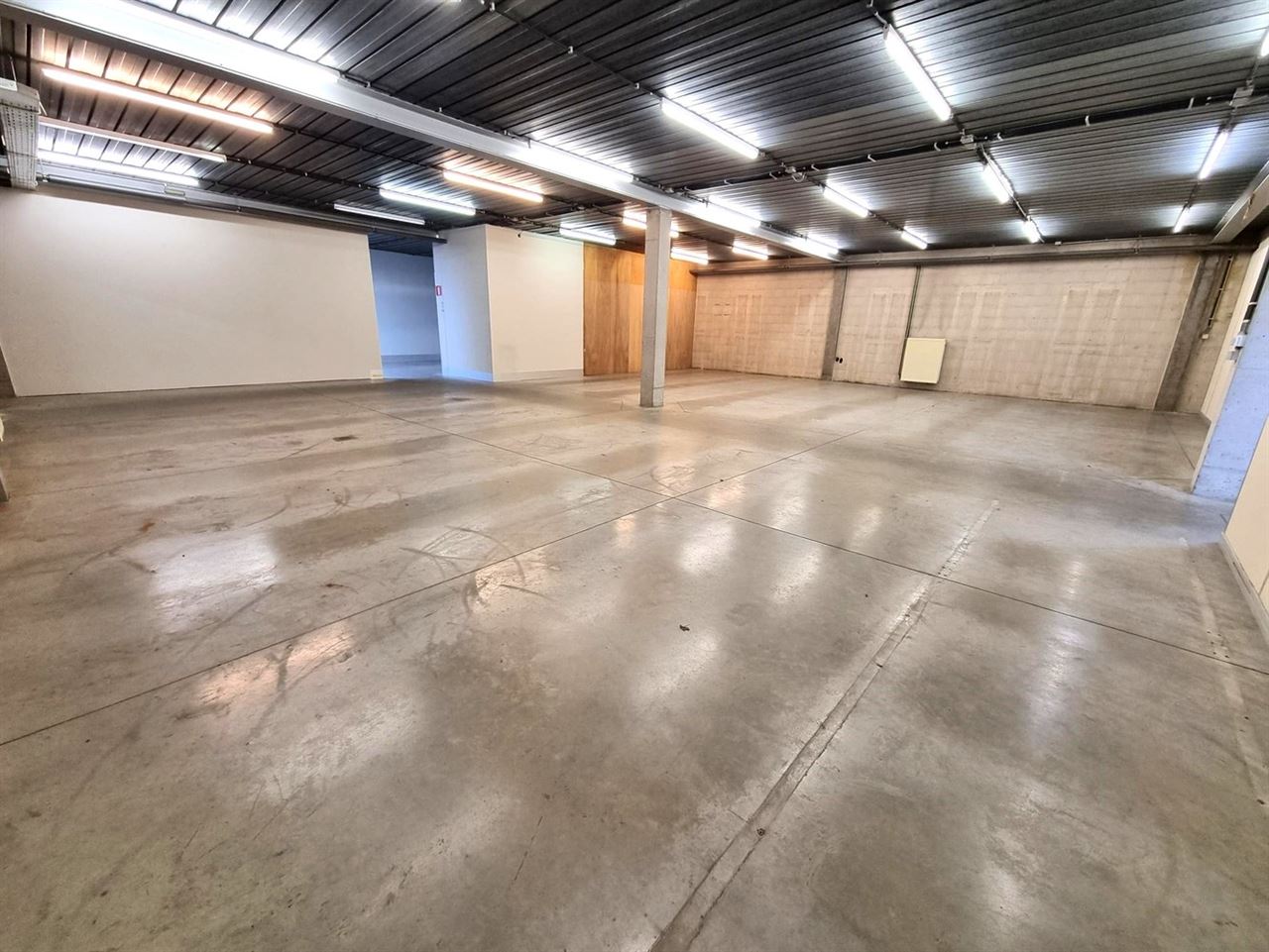 Kantoorgebouw met magazijnruimte, bruto vloeropp 1770 m² op een perceel gelegen van 49a85ca.