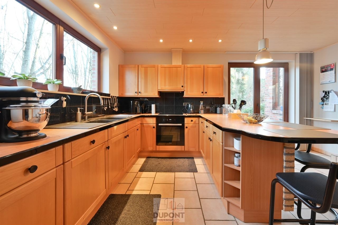 Villa gelegen in een prachtig bebost kader, zeer rustig gelegen, 3 tot 5 slaapkamers, zeer grote kelder.