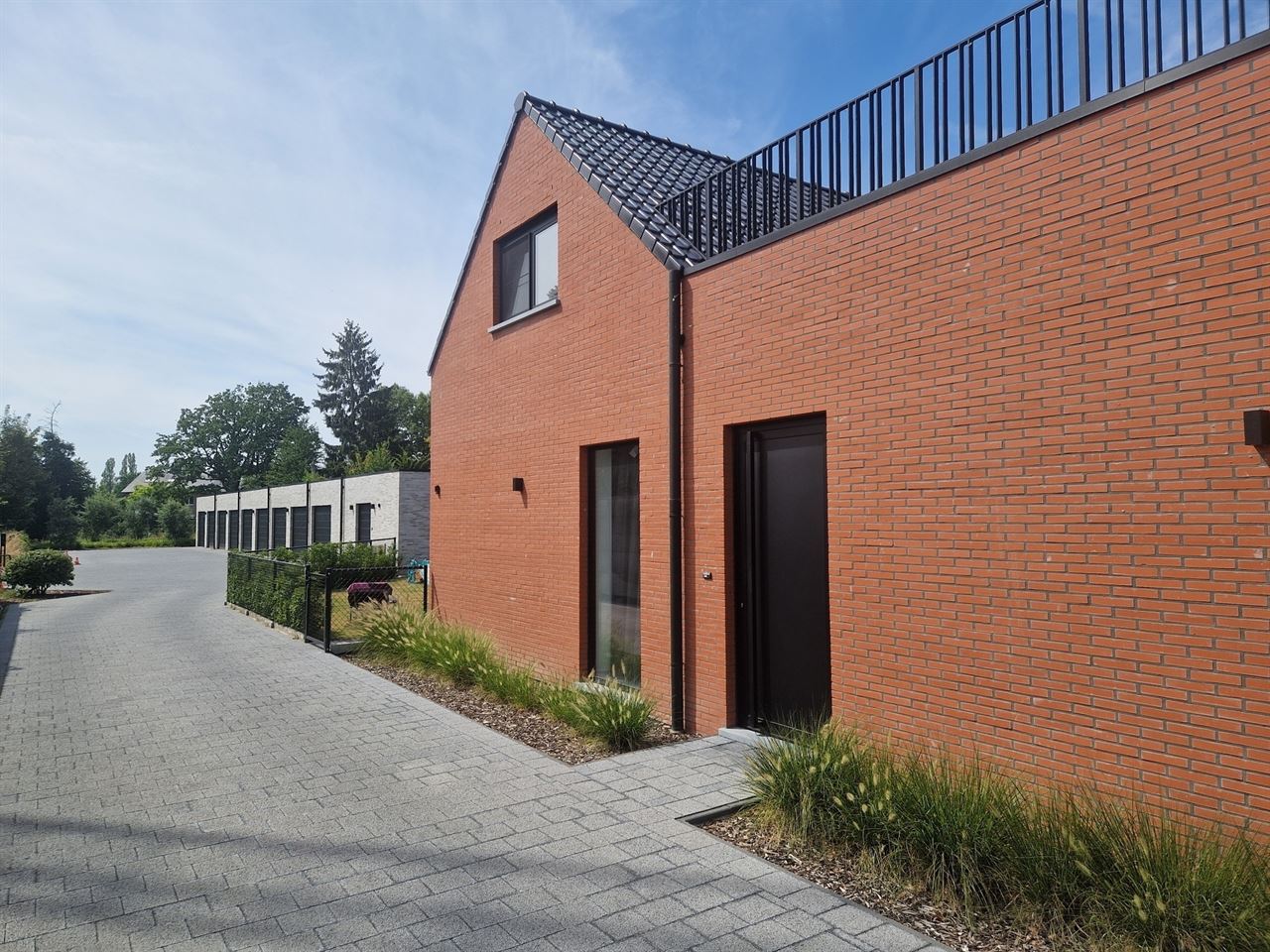 Gelijkvloers duplex appartement 132m², 2 slpk, terras + tuin 100m², garagebox