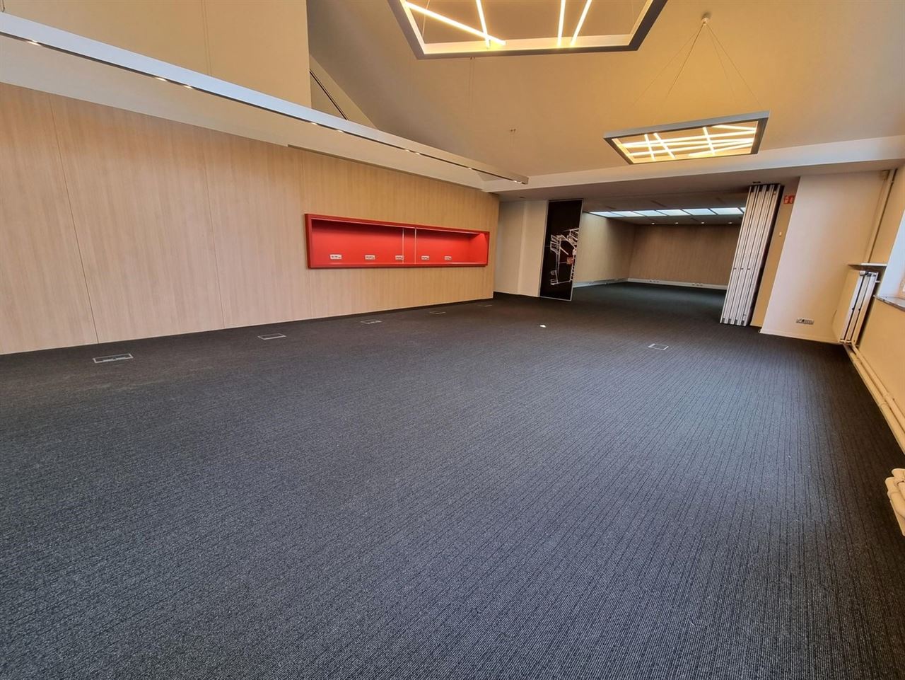 Kantoorgebouw met magazijnruimte, bruto vloeropp 1770 m² op een perceel gelegen van 49a85ca.