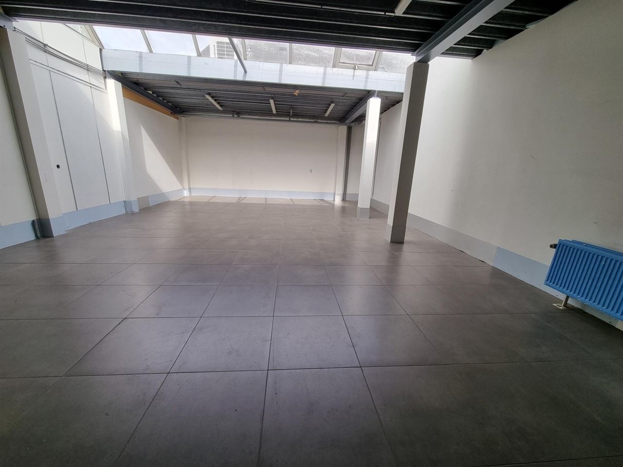Kantoorgebouw met magazijnruimte, bruto vloeropp 1770 m² op een perceel gelegen van 49a85ca.