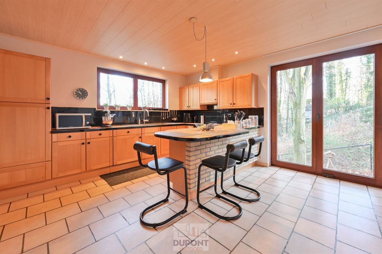 Villa gelegen in een prachtig bebost kader, zeer rustig gelegen, 3 tot 5 slaapkamers, zeer grote kelder.