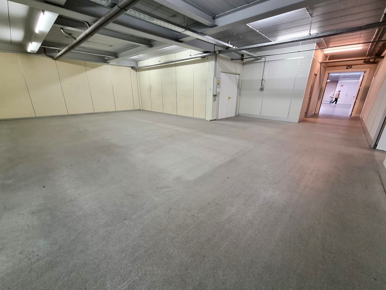 Kantoorgebouw met magazijnruimte, bruto vloeropp 1770 m² op een perceel gelegen van 49a85ca.