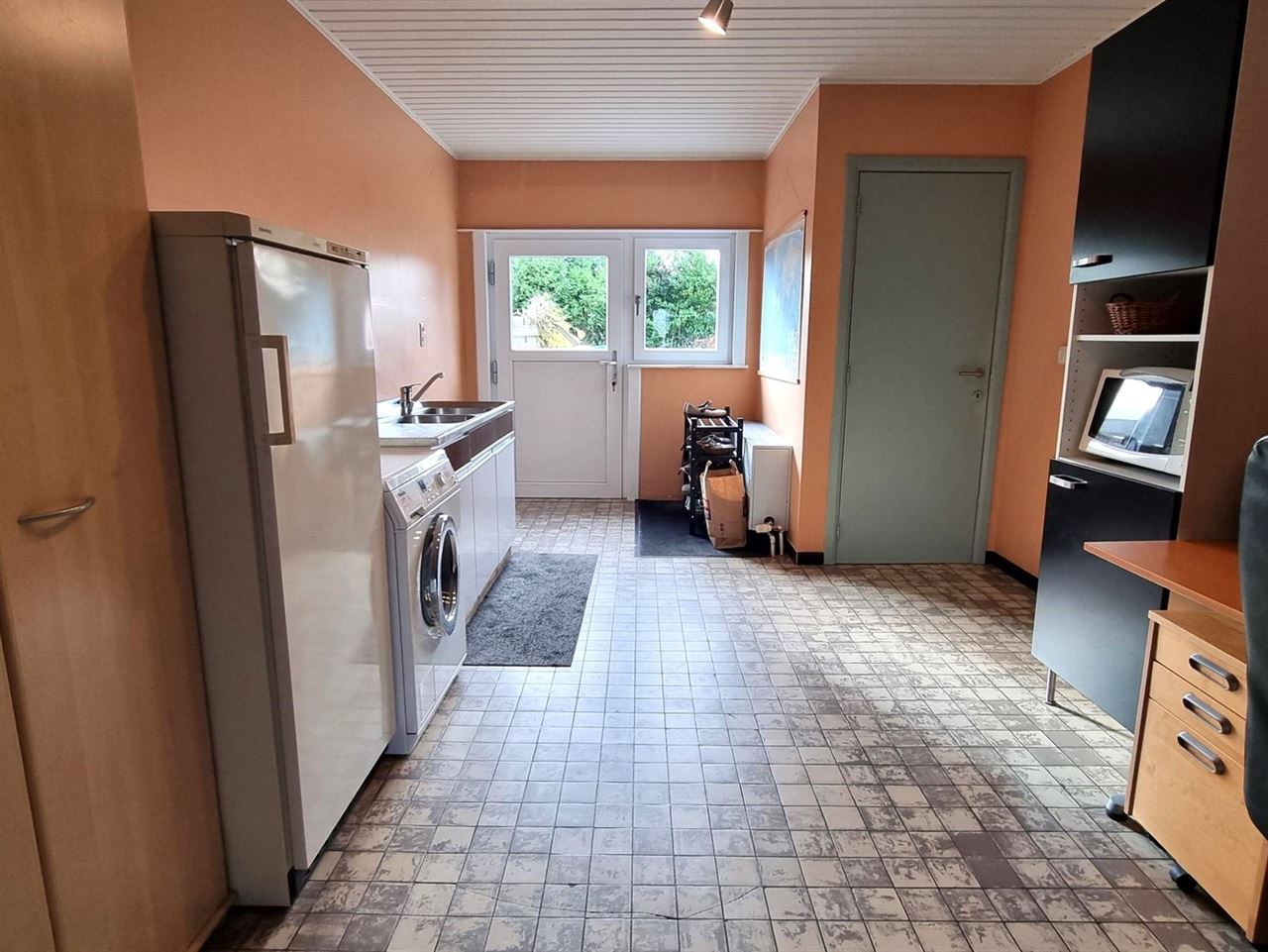 Instapklare gezinswoning, grote slaapkamers, nieuwe keuken en badkamer met zuidgerichte tuin en garage