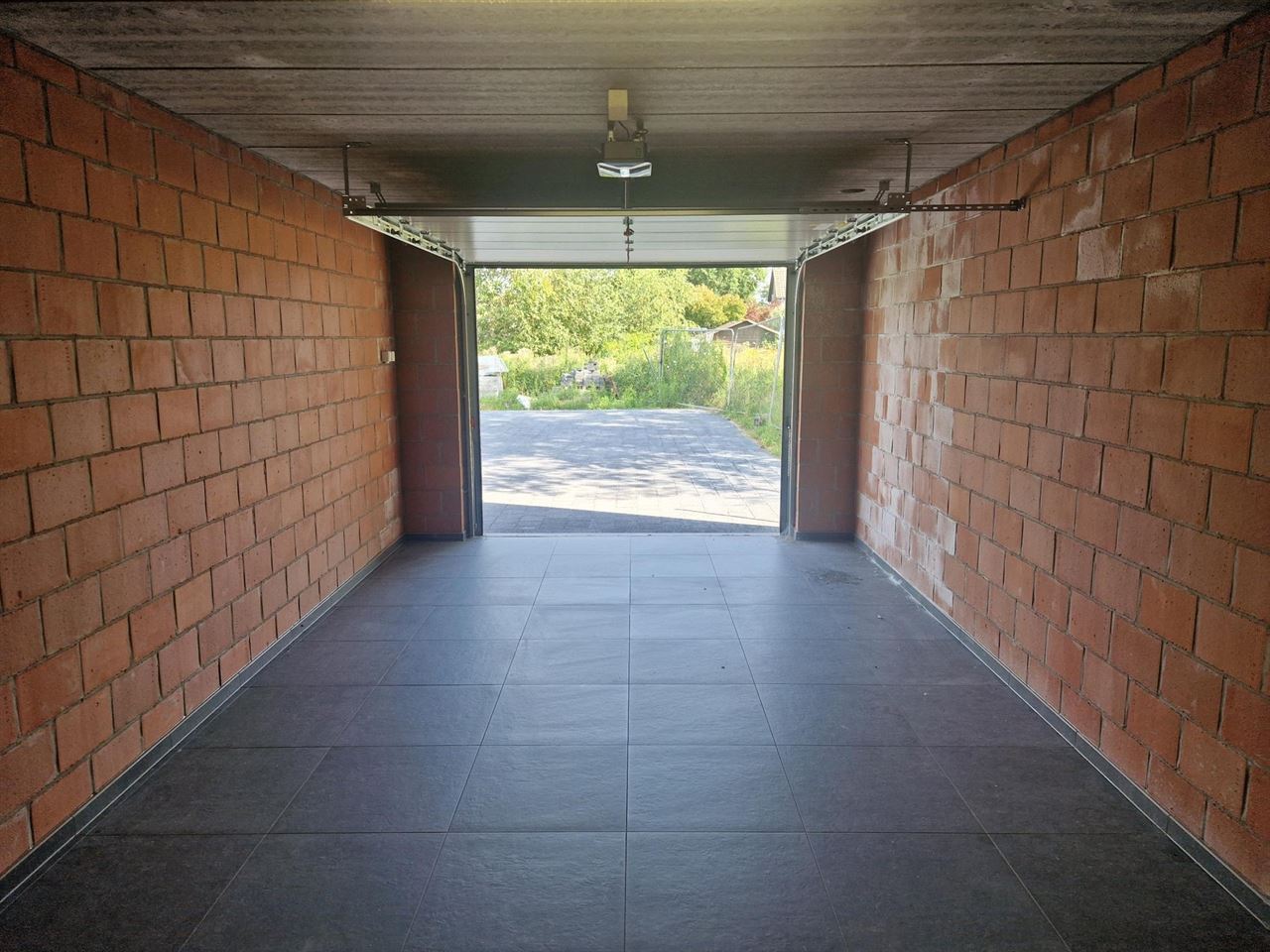 Ruime garagebox te Heist-Goor