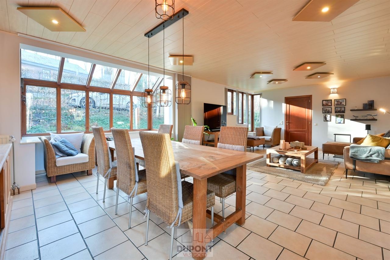Villa gelegen in een prachtig bebost kader, zeer rustig gelegen, 3 tot 5 slaapkamers, zeer grote kelder.