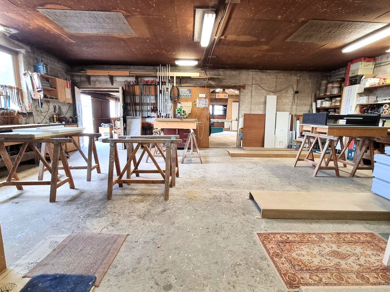 Woning met achterliggend magazijn op een totaal perceel van 19 are 58 ca.
