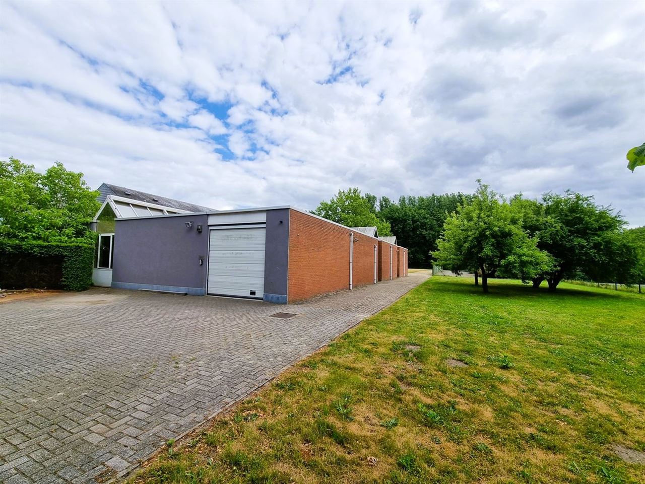Kantoorgebouw met magazijnruimte, bruto vloeropp 1770 m² op een perceel gelegen van 49a85ca.