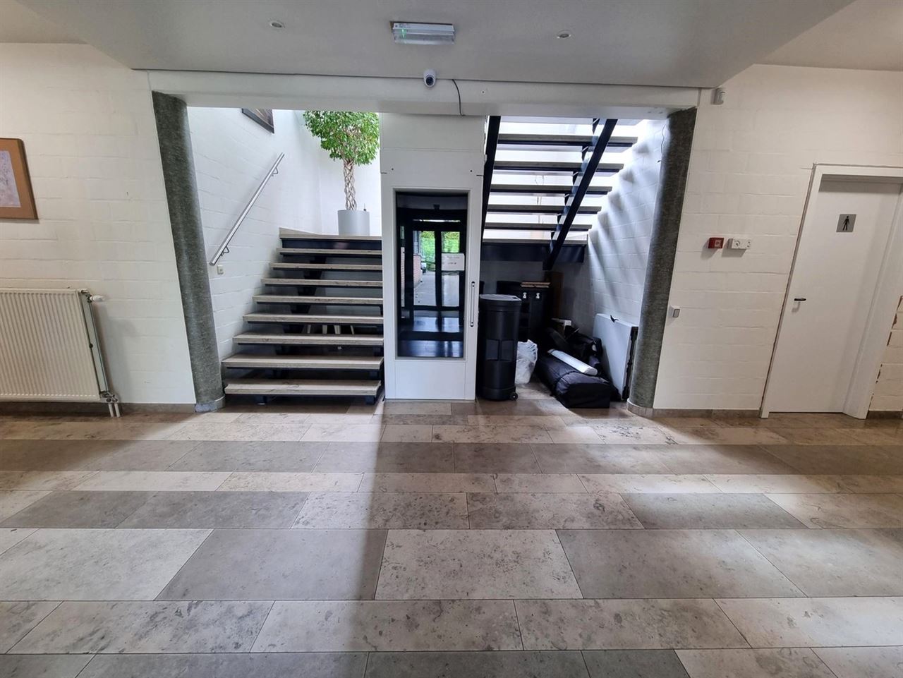 Kantoorgebouw met vergaderzalen en opleidingslokalen, bruto vloeropp 1146m² op een perceel van 44a48ca.