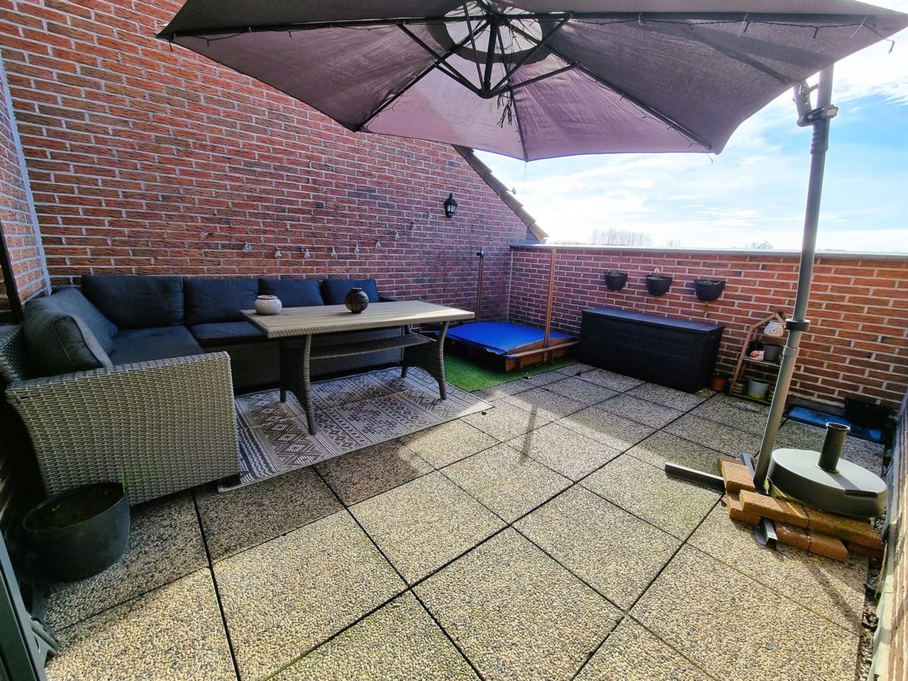 Zeer ruim dakapp 110m² met mooi zonnig terras, 2 slaapkamers en staanplaats achteraan
