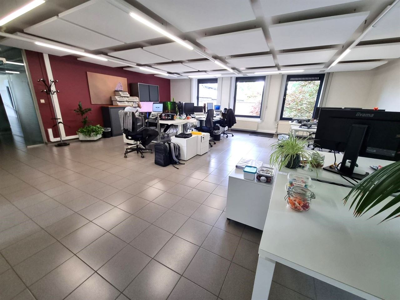 Kantoorgebouw met vergaderzalen en opleidingslokalen, bruto vloeropp 1146m² op een perceel van 44a48ca.