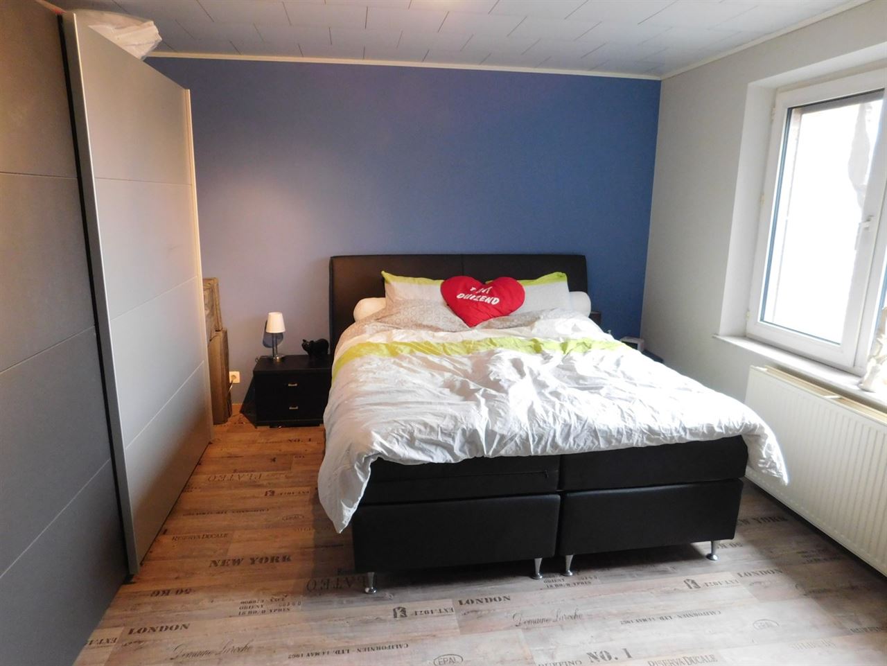 Zeer ruim dakapp 110m² met mooi zonnig terras, 2 slaapkamers en staanplaats achteraan