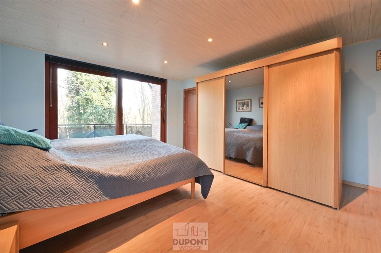 Villa gelegen in een prachtig bebost kader, zeer rustig gelegen, 3 tot 5 slaapkamers, zeer grote kelder.