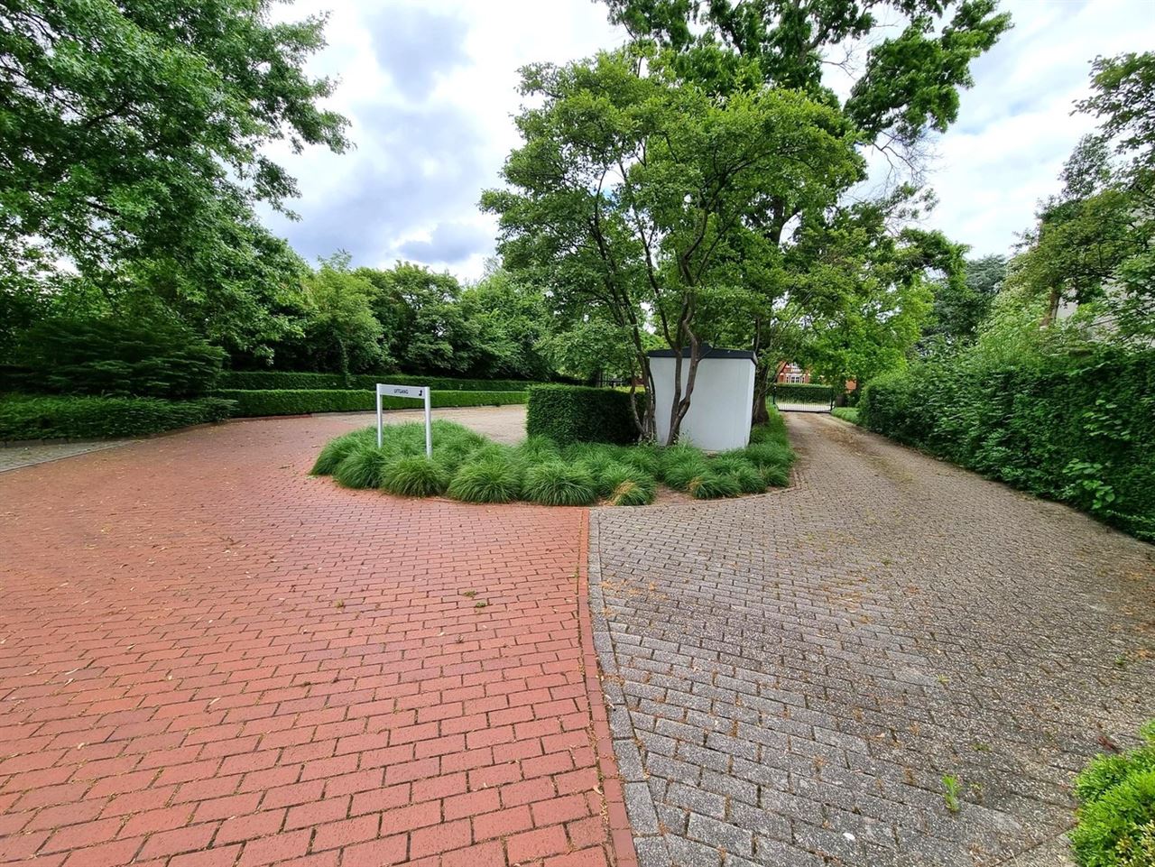 Kantoorgebouw met magazijnruimte, bruto vloeropp 1770 m² op een perceel gelegen van 49a85ca.