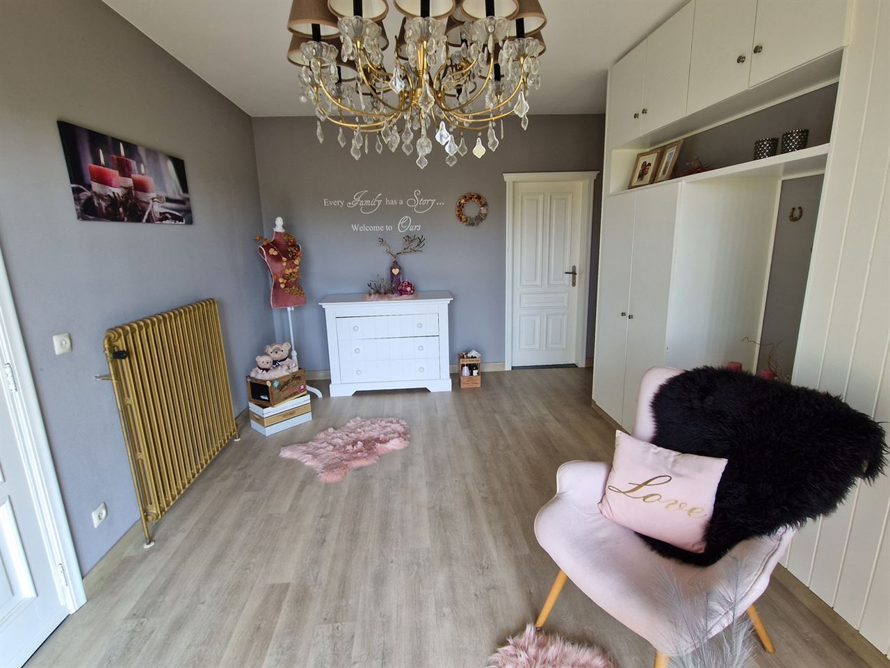 Ruime & Lichtrijke Woning (OB) met 3 Slaapkamers & Ruime Inpandige Garage / Magazijn