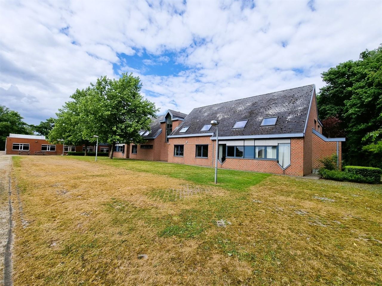 Kantoorgebouw met vergaderzalen en opleidingslokalen, bruto vloeropp 1146m² op een perceel van 44a48ca.