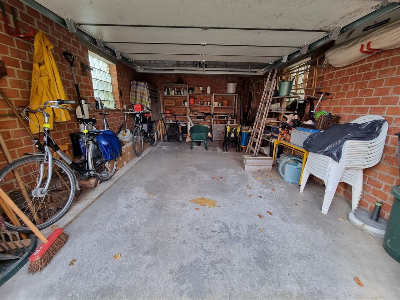 Instapklare gezinswoning, grote slaapkamers, nieuwe keuken en badkamer met zuidgerichte tuin en garage