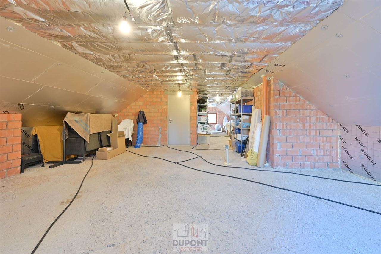 Villa gelegen in een prachtig bebost kader, zeer rustig gelegen, 3 tot 5 slaapkamers, zeer grote kelder.