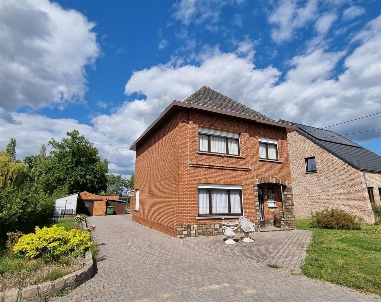 Woning met achterliggend magazijn op een totaal perceel van 19 are 58 ca.