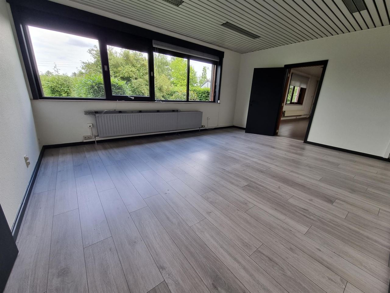 Kantoorgebouw met magazijnruimte, bruto vloeropp 1770 m² op een perceel gelegen van 49a85ca.