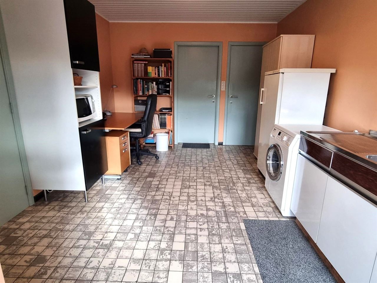 Instapklare gezinswoning, grote slaapkamers, nieuwe keuken en badkamer met zuidgerichte tuin en garage