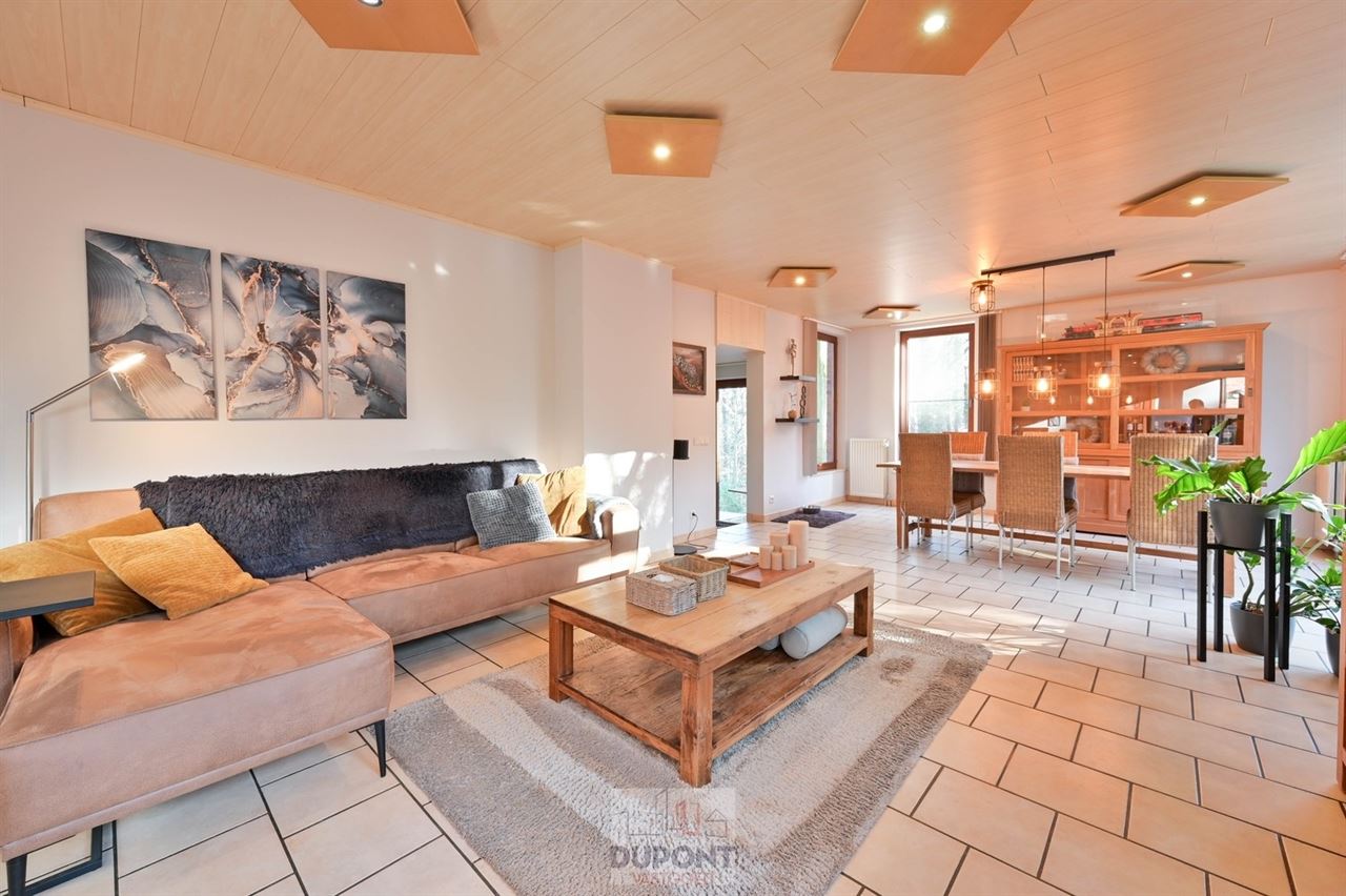 Villa gelegen in een prachtig bebost kader, zeer rustig gelegen, 3 tot 5 slaapkamers, zeer grote kelder.