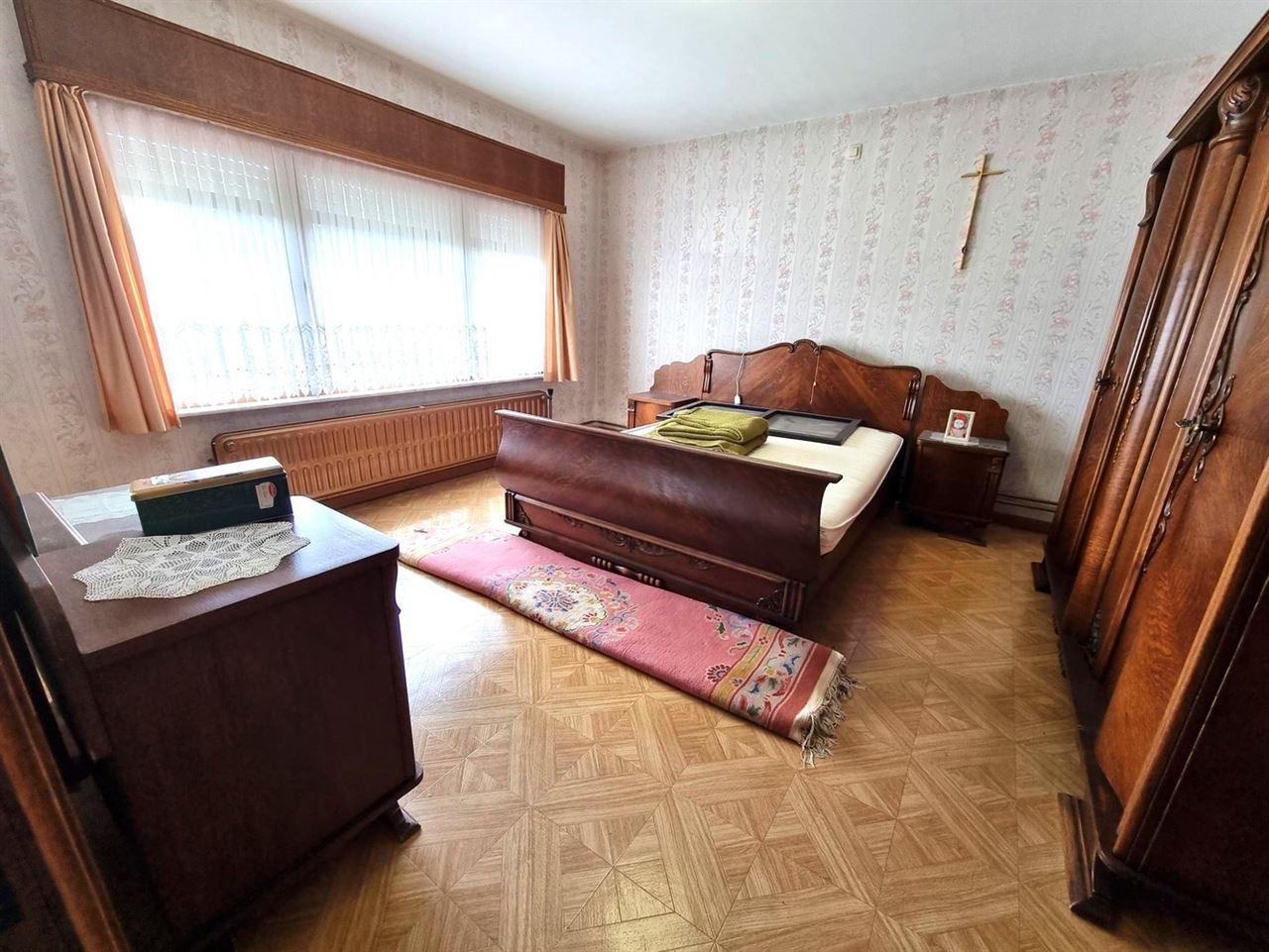 Woning met achterliggend magazijn op een totaal perceel van 19 are 58 ca.