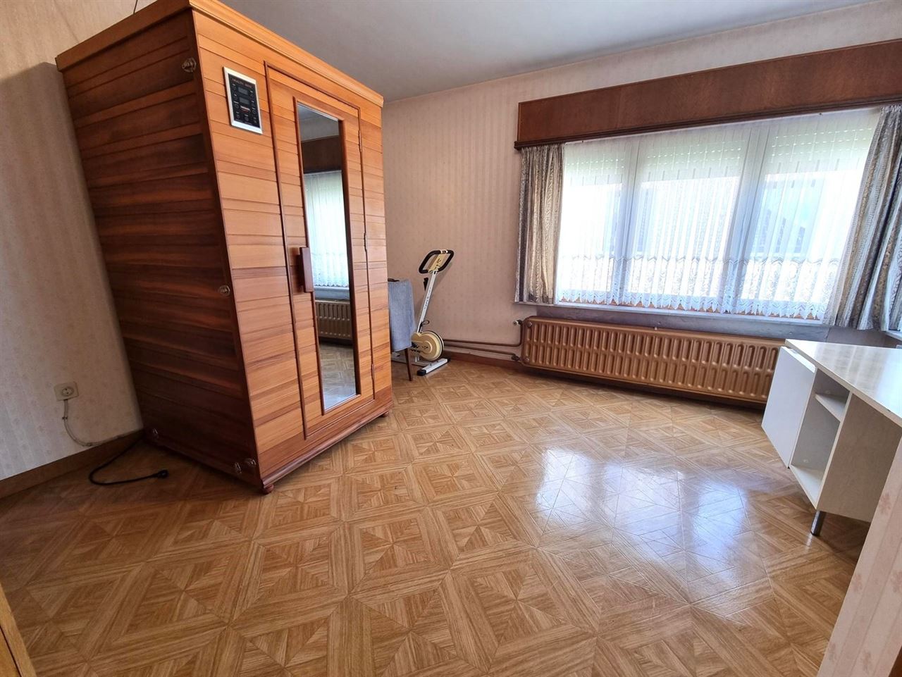 Woning met achterliggend magazijn op een totaal perceel van 19 are 58 ca.