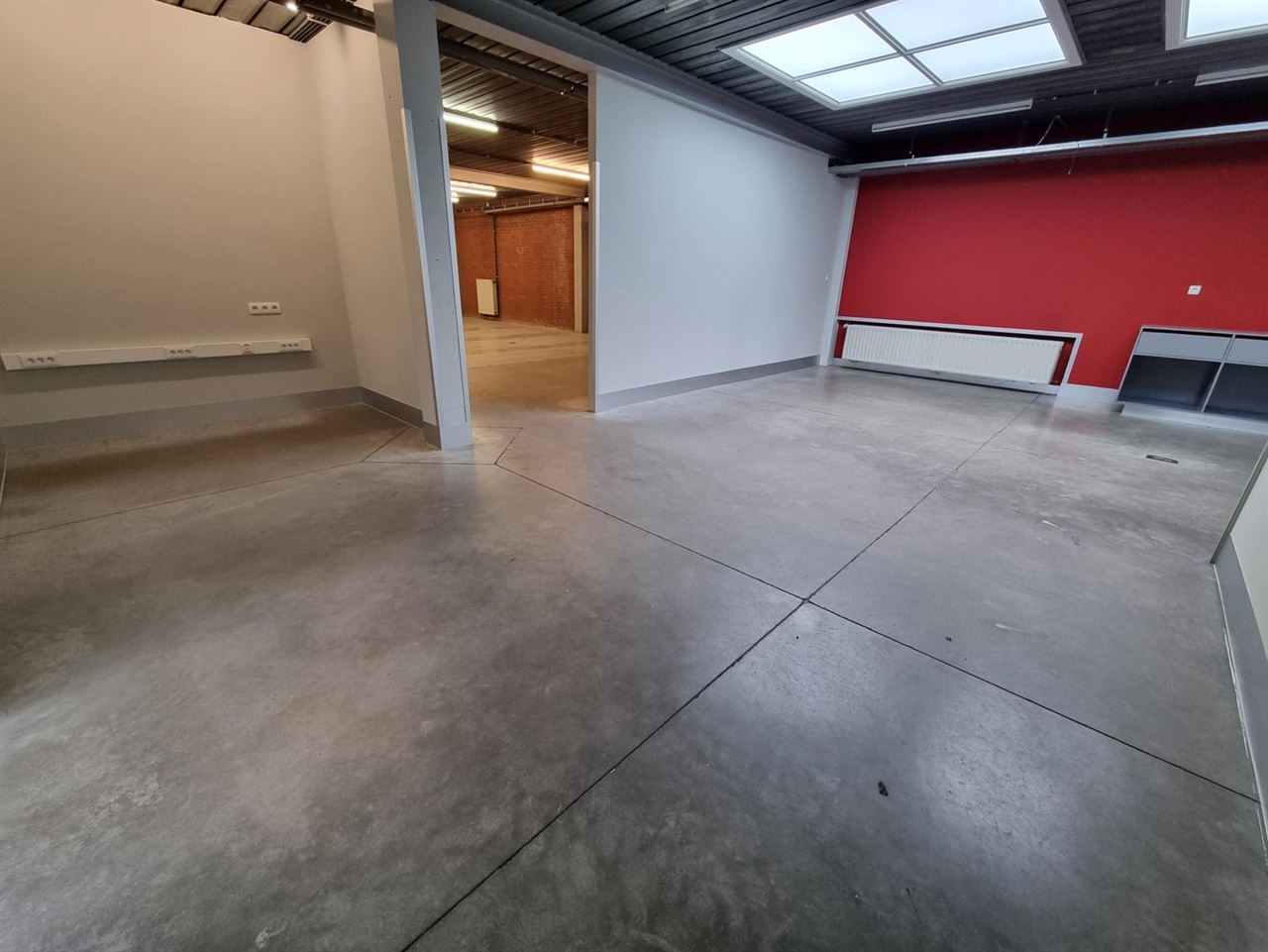 Kantoorgebouw met magazijnruimte, bruto vloeropp 1770 m² op een perceel gelegen van 49a85ca.
