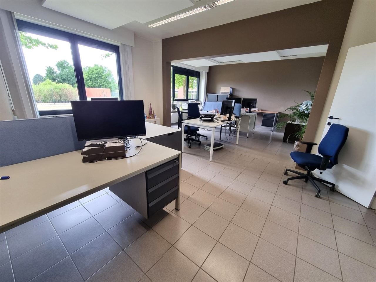 Kantoorgebouw met vergaderzalen en opleidingslokalen, bruto vloeropp 1146m² op een perceel van 44a48ca.