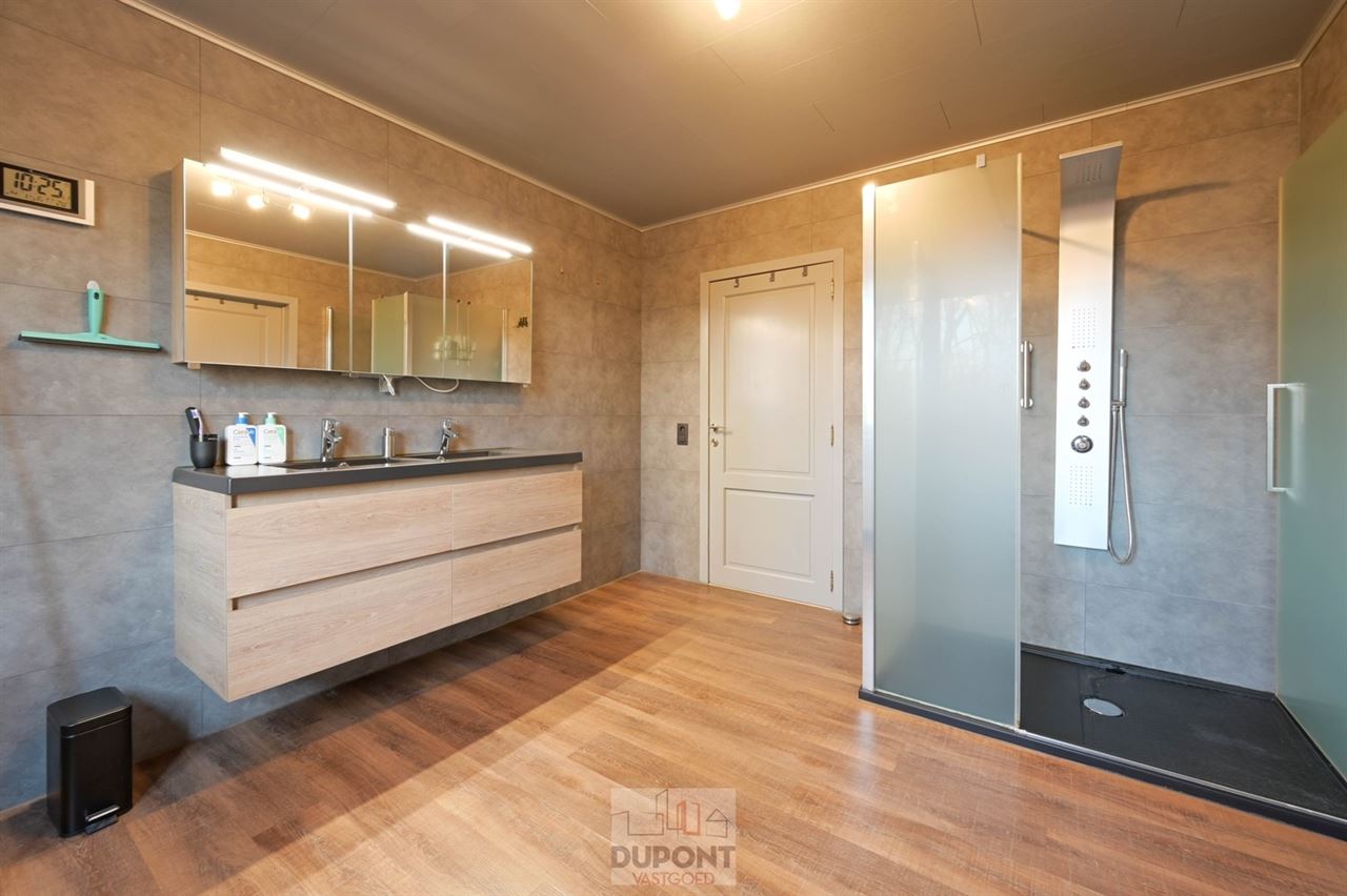 Villa gelegen in een prachtig bebost kader, zeer rustig gelegen, 3 tot 5 slaapkamers, zeer grote kelder.