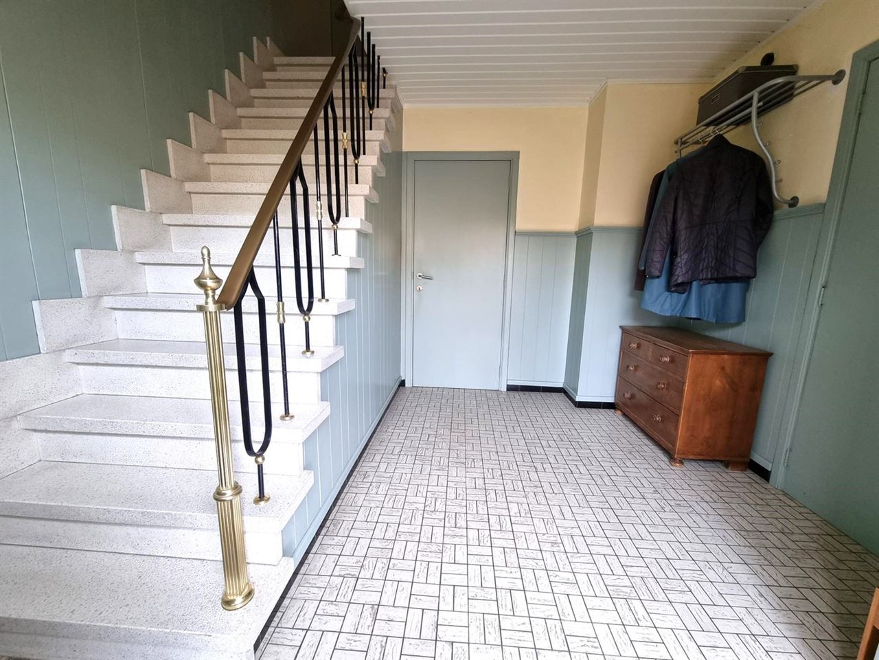 Instapklare gezinswoning, grote slaapkamers, nieuwe keuken en badkamer met zuidgerichte tuin en garage