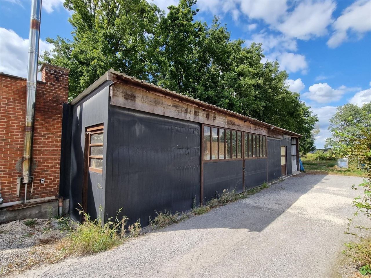 Woning met achterliggend magazijn op een totaal perceel van 19 are 58 ca.