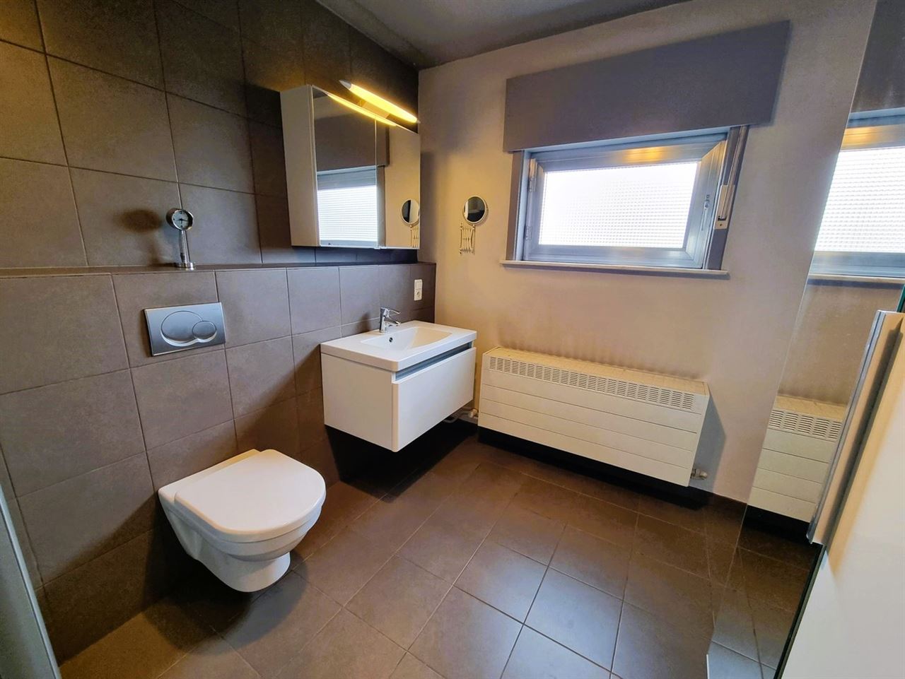 Instapklare gezinswoning, grote slaapkamers, nieuwe keuken en badkamer met zuidgerichte tuin en garage
