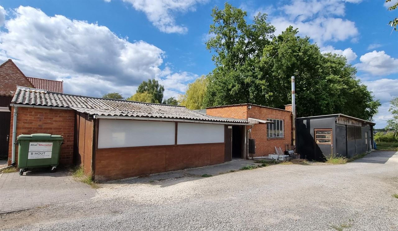Woning met achterliggend magazijn op een totaal perceel van 19 are 58 ca.