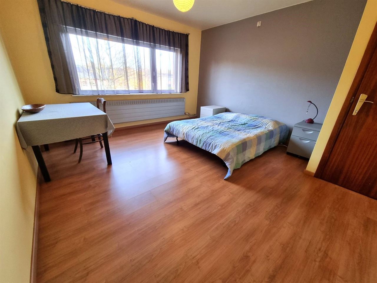 Instapklare gezinswoning, grote slaapkamers, nieuwe keuken en badkamer met zuidgerichte tuin en garage