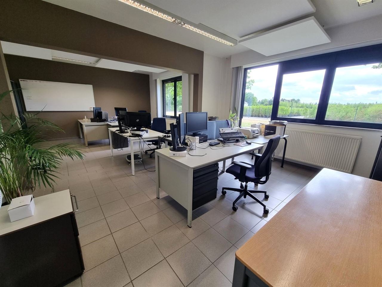 Kantoorgebouw met vergaderzalen en opleidingslokalen, bruto vloeropp 1146m² op een perceel van 44a48ca.