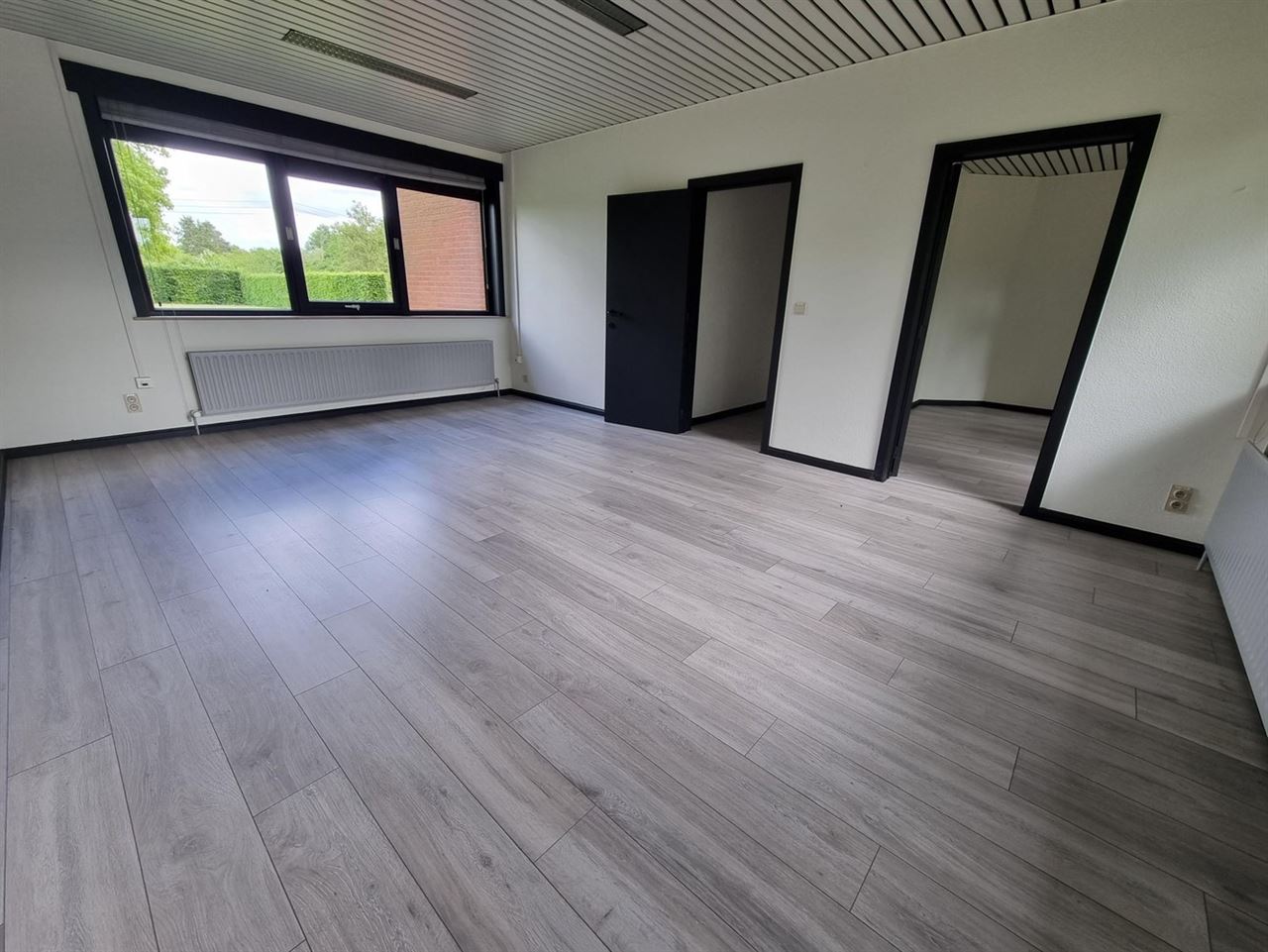 Kantoorgebouw met magazijnruimte, bruto vloeropp 1770 m² op een perceel gelegen van 49a85ca.