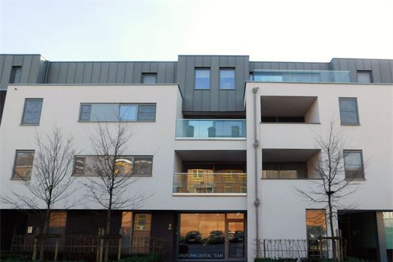 Prachtig nieuw app, 90m², 2 slks, mooi terras deels overdekt, grote kelderberging en staanplaats.
