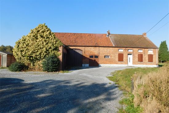 Te renoveren hoeve met achterliggende weilanden op 1,5 ha