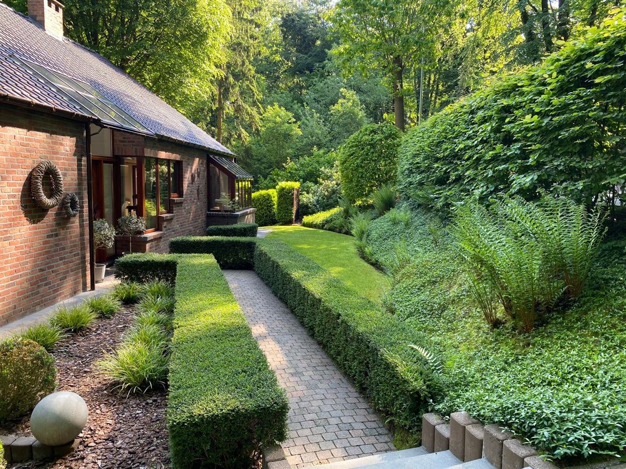 Villa gelegen in een prachtig bebost kader, zeer rustig gelegen, 3 tot 5 slaapkamers, zeer grote kelder.