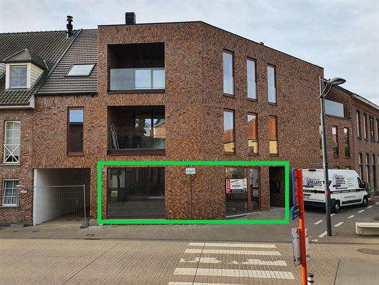 Nieuwbouw handelsgelijkvloers 109m² met 3 autostaanplaatsen gelegen te Baal centrum,