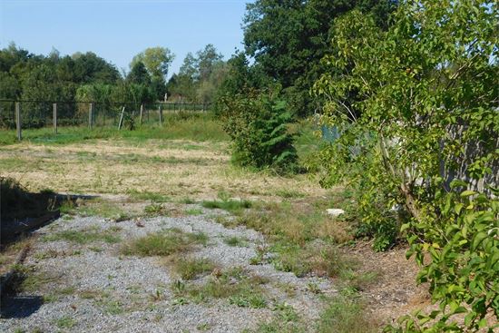 Bouwgrond voor 2 woningen met mooi groen verzicht. Breed perceel.