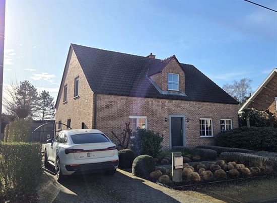 Zeer ruime gezinswoning, 4 slaapkamers, volledig onderkelderd met dubbele garage als bijgebouw