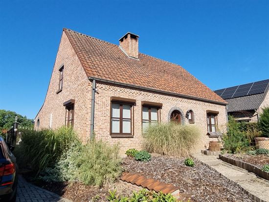 IN OPTIE! Ruime, instapklare woning op 10 are grond. Volledig onderkelderd.