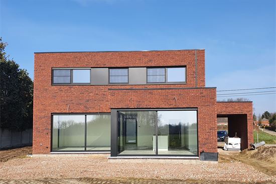 Prachtige nieuwbouw villa met 5 slks, onderkelderd, zuidgericht met groen verzicht.