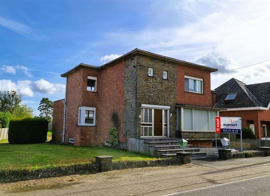 Vrijstaande woning op 7a37ca, gelegen in een rustige straat in de dorpskern.